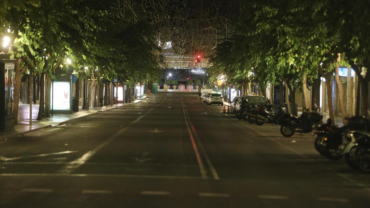 Vista de la Rambla de Alicante vacía la pasada madrugada.