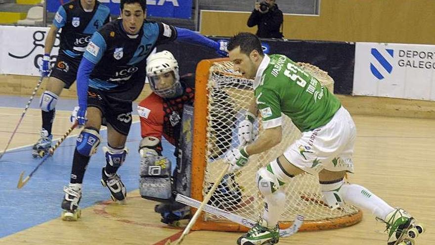 Toni Pérez, con la bola en el partido ante el Lleida.