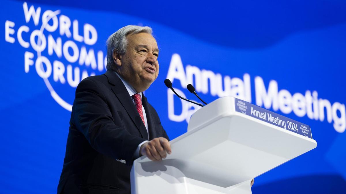 El Secretario General de las Naciones Unidas, Antonio Guterres, habla durante una sesión plenaria en el Palacio de Congresos como parte de la 54ª reunión anual del Foro Económico Mundial (FEM), en Davos, Suiza, el 17 de enero de 2024.