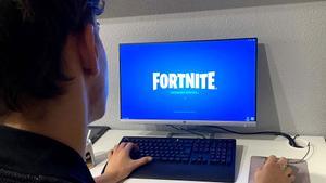 Un adolescente juega a Fortnite en el cuarto de su casa.
