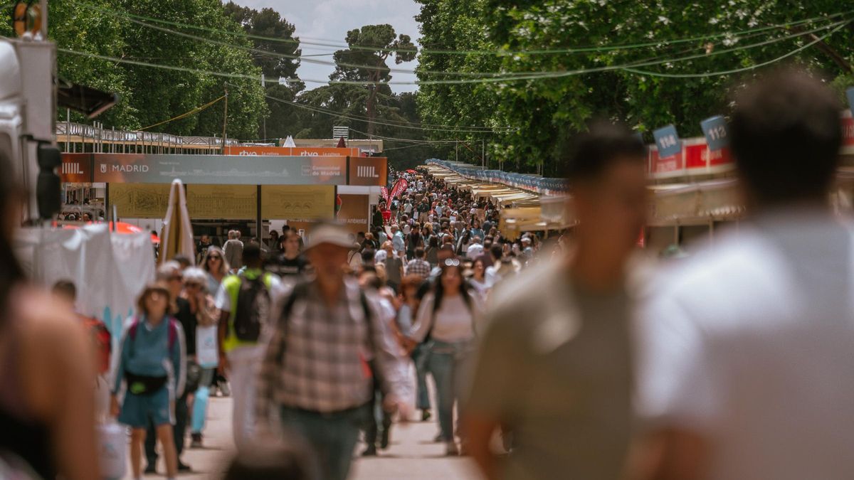 El paseo de Fernán Núñez del parque del Retiro, en Madrid, repleto de gente durante la Feria del Libro.