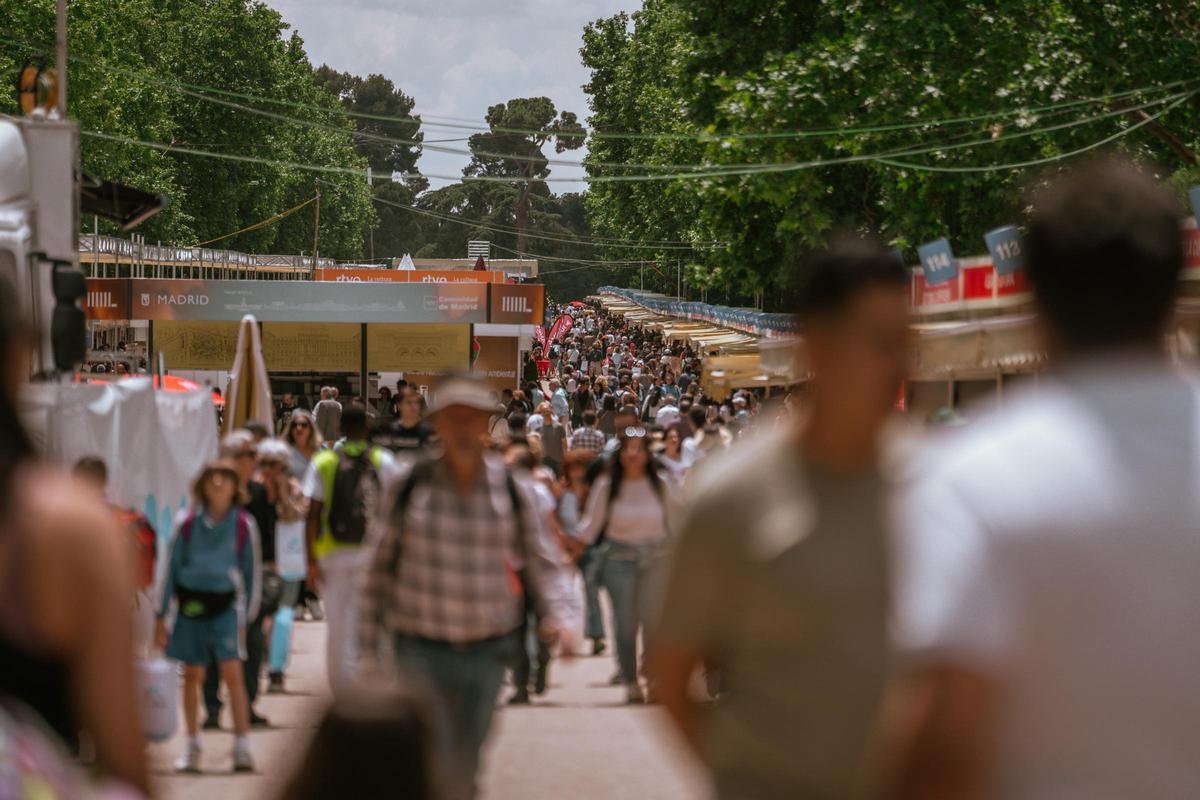 El paseo de Fernán Núñez del parque del Retiro, en Madrid, repleto de gente durante la Feria del Libro.