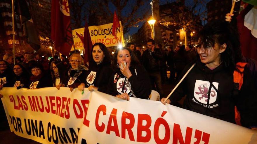 Manifestantes en defensa de la minería, el jueves, en León.