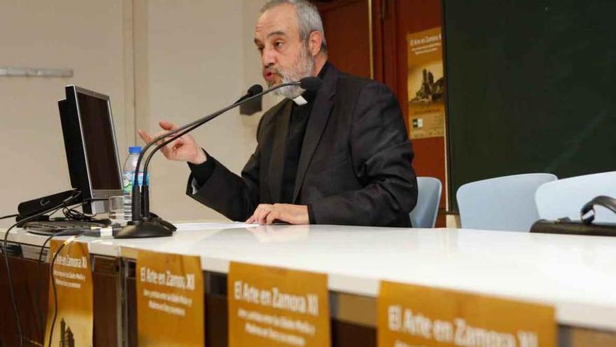 Rivera de las Heras expone los detalles de Aqva en la UNED de Zamora.