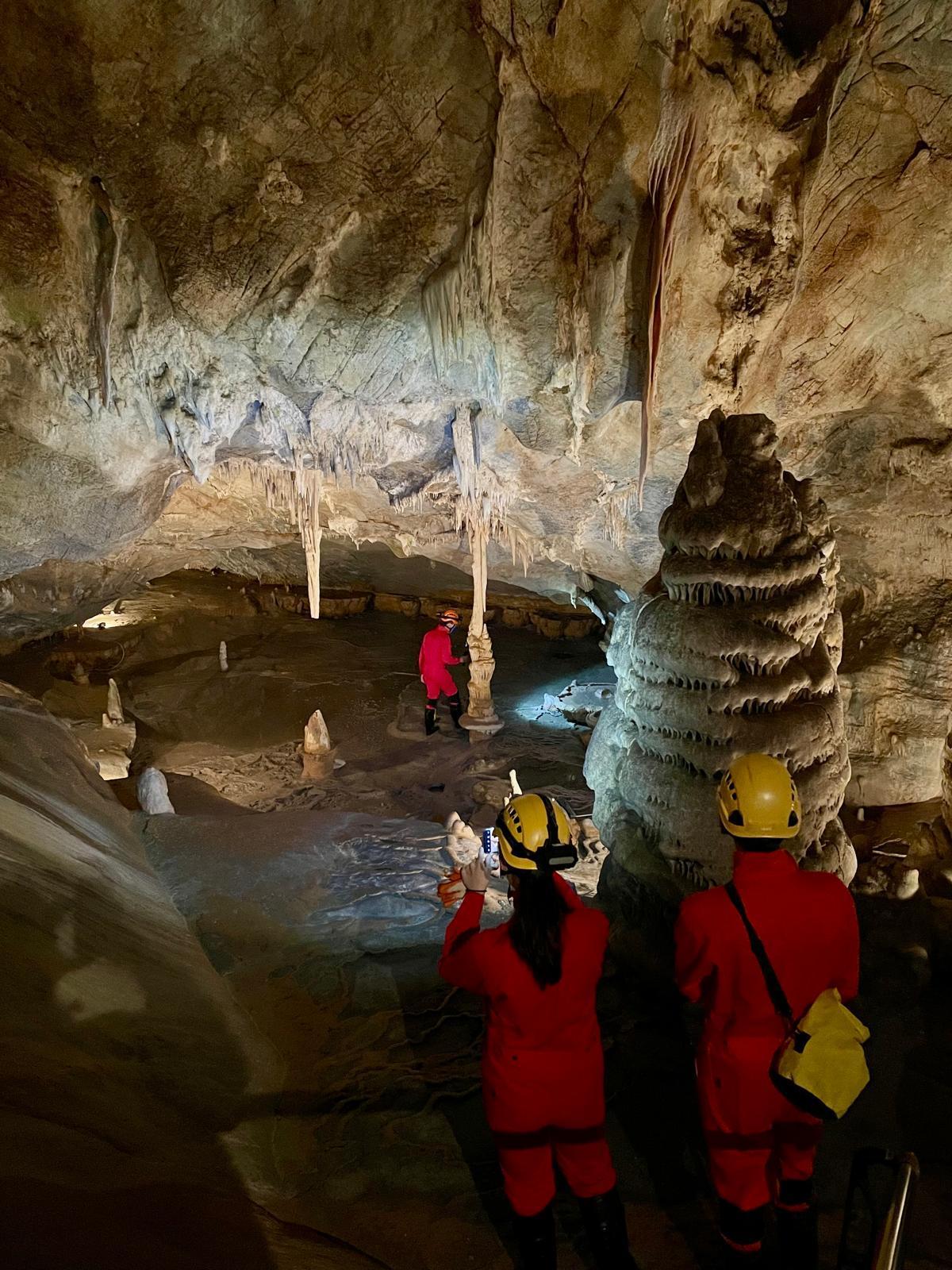 Los investigadores tomaron muestras geoquímicas en la cueva de Basura a finales de 2021.