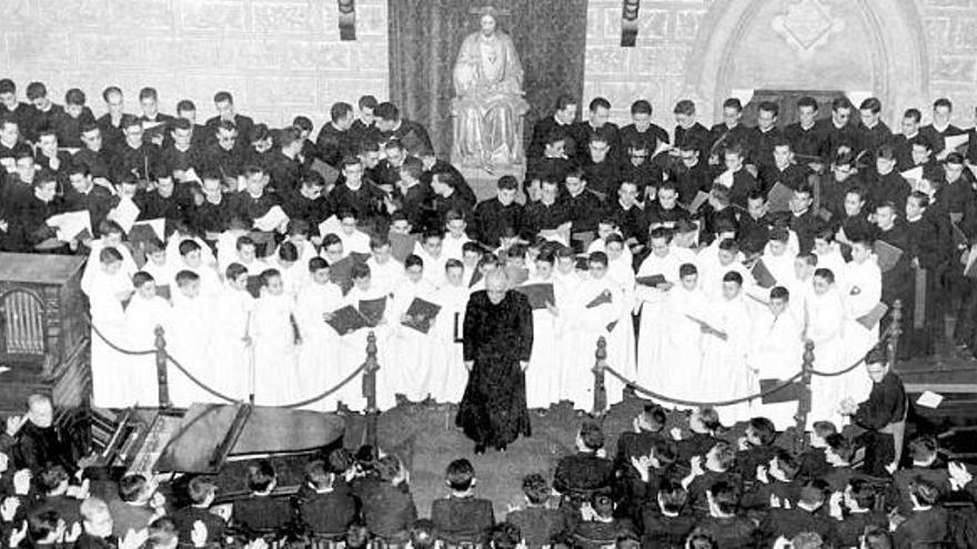 El Padre Prieto, en el centro, con parte de los integrantes de la «Schola Cantorum» de Comillas, en una imagen de la década de los sesenta.