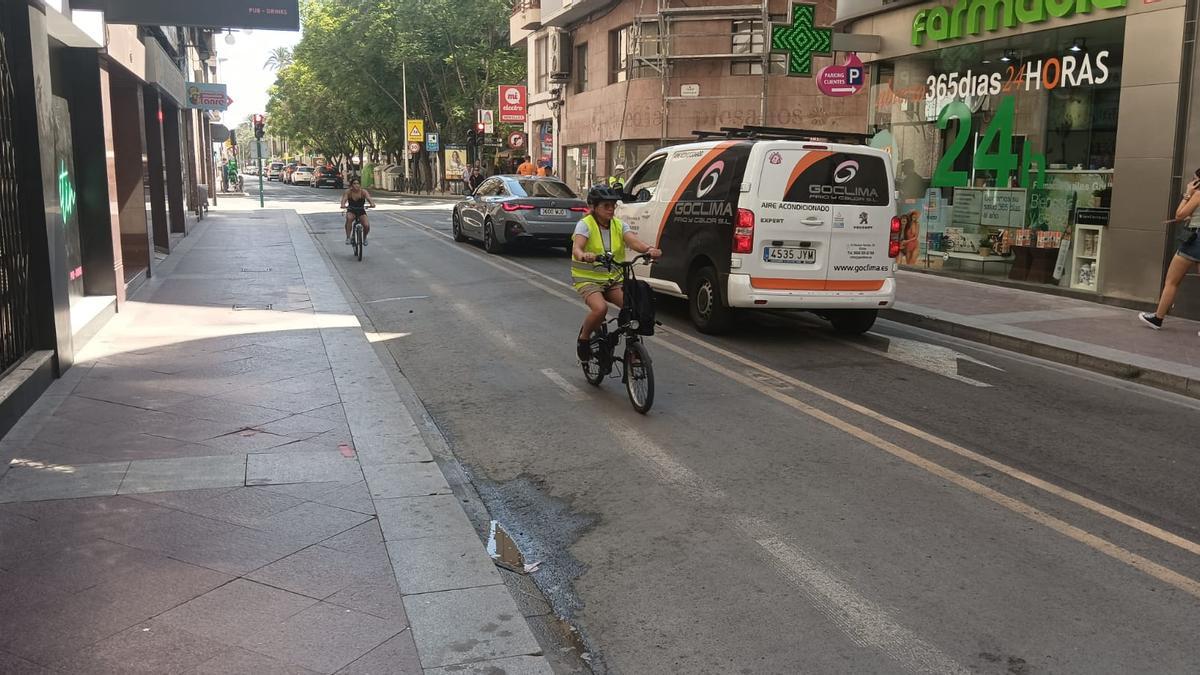Usuarias de la bicicleta yendo contrasentido por el carril bici que ya no existe en este tramo de Juan Carlos I, este miércoles