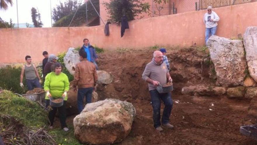 Un grupo de vecinos colabora con el equipo de arqueólogos.