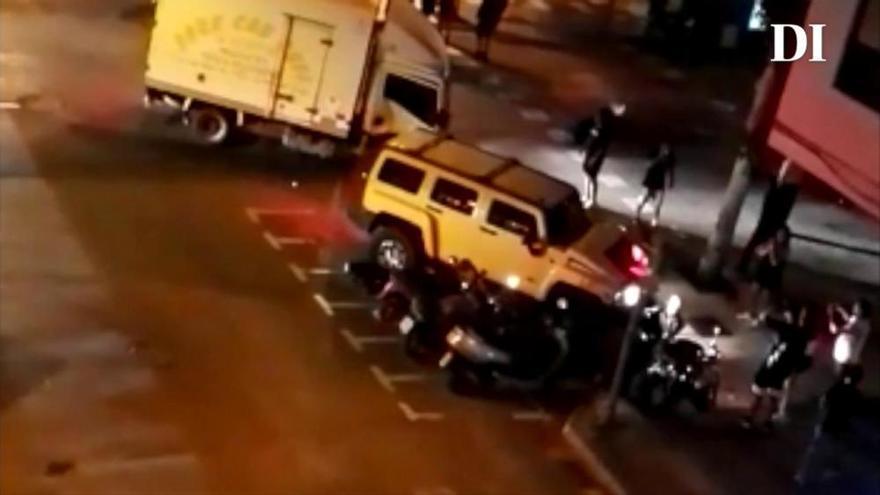 Un conductor borracho estrella un Hummer contra ocho motos en Ibiza