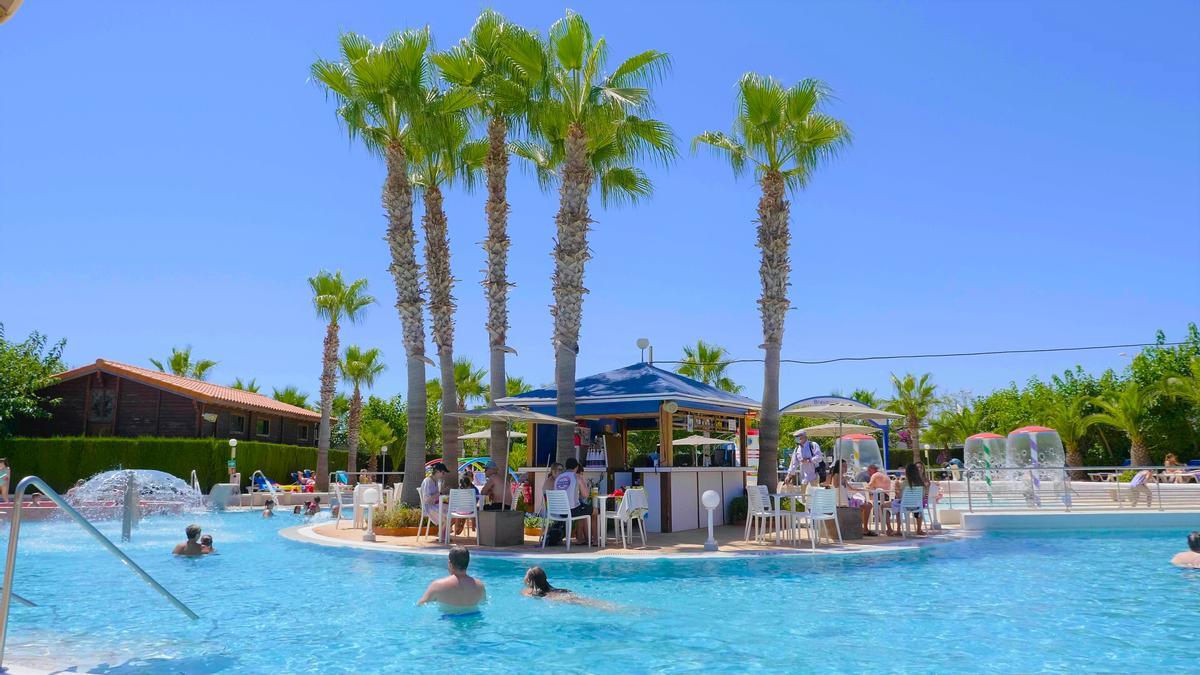 El resort cuenta con tres piscinas exclusivas para los residentes, con diferentes temáticas y chiringuitos propios.