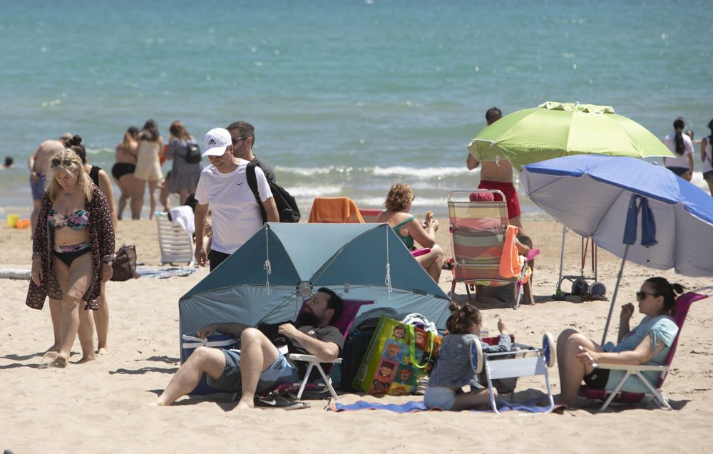 El puente y las altas temperaturas hacen que parezca agosto en la playa del Port de Sagunt