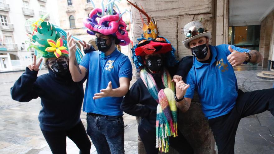 Por la izquierda, Lola Villanueva, Diego Goutayer, Beatriz Méndez y Alfonso Pita, en los soportales de la plaza Mayor.