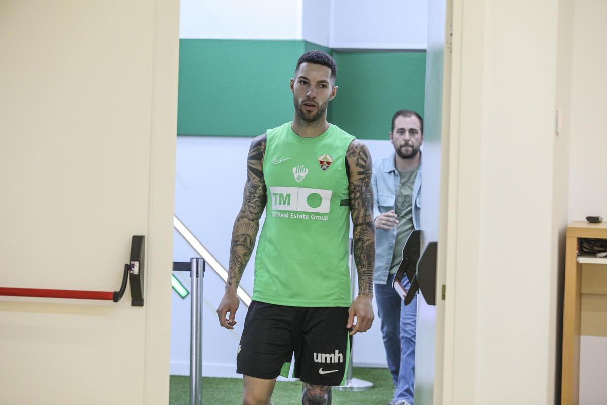 Tete Morente entrando en la sala de prensa del estadio Martínez Valero