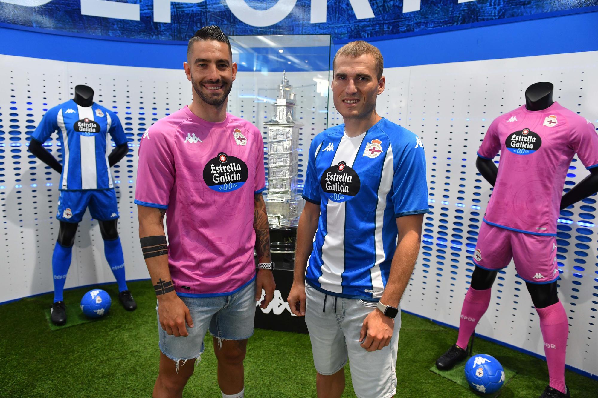 Los capitanes firman las nuevas camisetas del Deportivo