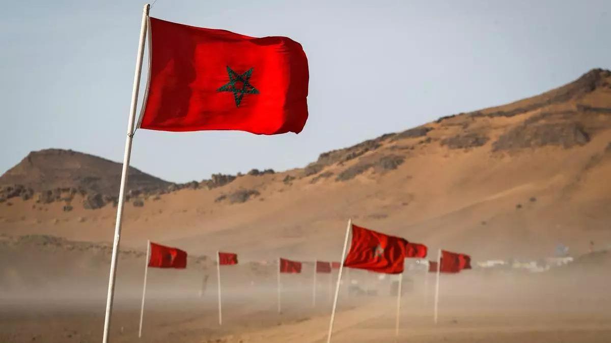 Imagen de archivo de banderas de Marruecos en el desierto.