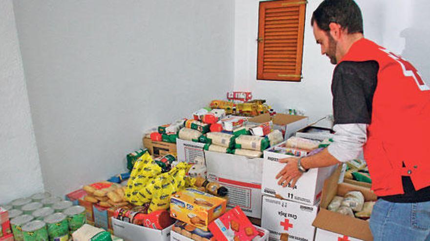 Campaña de reparto de alimentos de Cruz Roja.