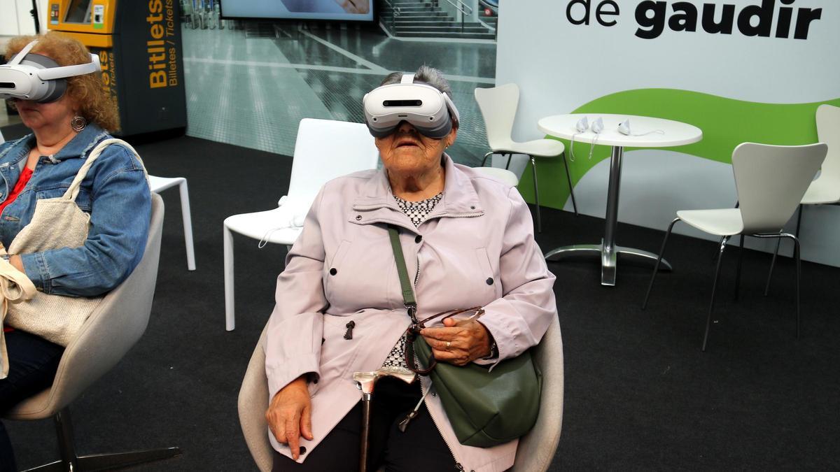 Una mujer prueba unas gafas de realidad virtual en el stand de Ferrocarrils en el salón FiraGran.