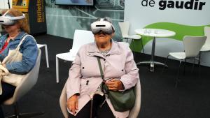 Una mujer prueba unas gafas de realidad virtual en el stand de Ferrocarrils en el salón FiraGran.