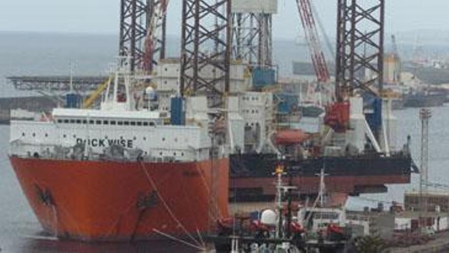 Barcos en un astillero de La Luz, con una plataforma petrolífera. i MARRERO