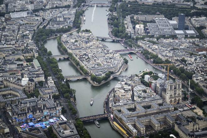 Las mejores imágenes de la ceremonia de inauguración de los Juegos olímpicos de París 2024. VIsta aérea de la catedral de Notre-Dame de Paris mientras los barcos desfilan por el Sena con las delegaciones. 