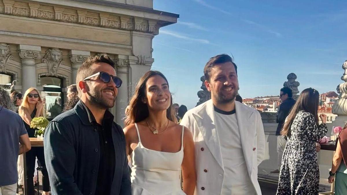 Por la derecha, los propietarios, Alberto García y Lucía Álvarez, con Lucas Fernández, en la inauguración del establecimiento en Gijón..