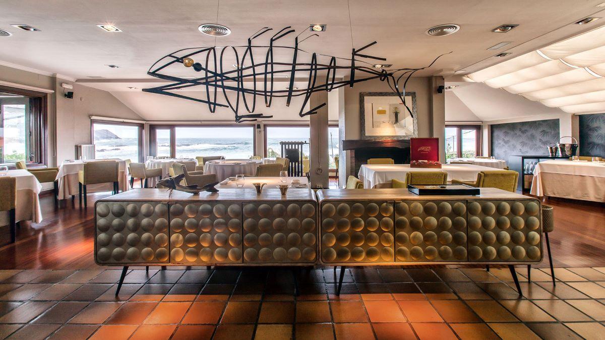 En este pueblo podremos deleitarnos con la alta cocina frente al Atlántico.