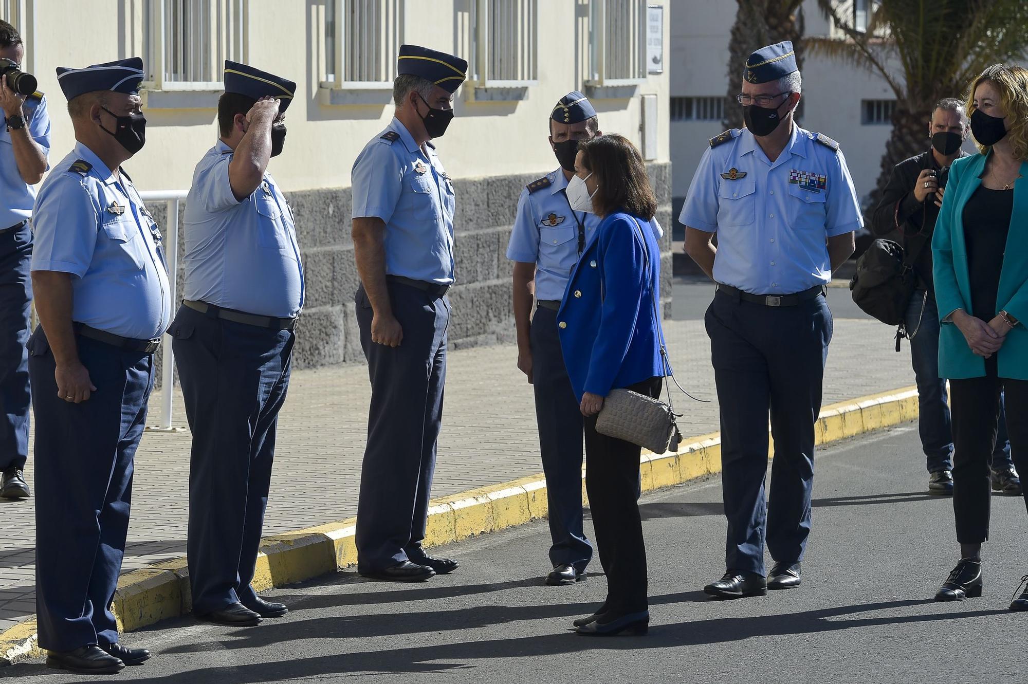 Visita de la ministra Margarita Robles al aeropuerto de Gando.