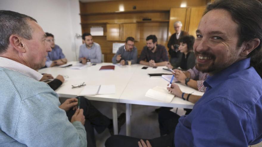 Baldoví e Iglesias, en la reunión  hoy en la sede de Podemos.