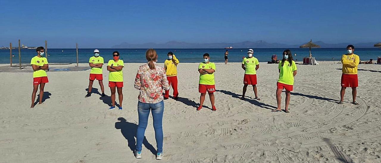 En Alcúdia, los  socorristas ya han empezado a vigilar la costa.