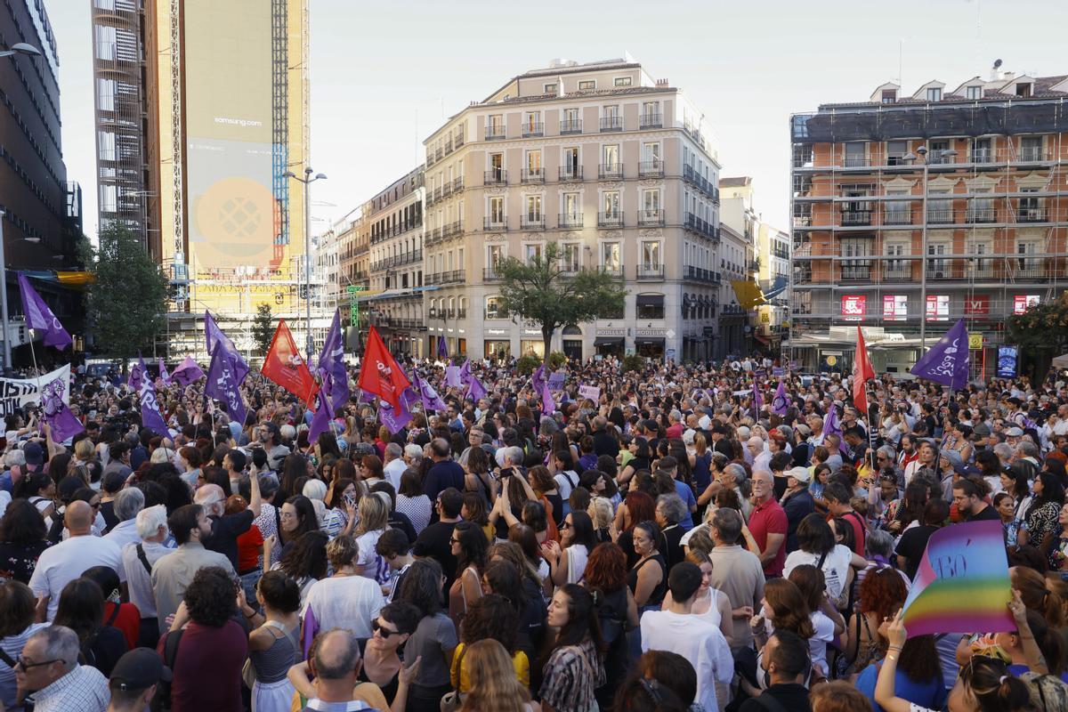 Cientos de personas participan en una manifestación en apoyo a las jugadoras de la Selección española de fútbol y en concreto de Jenni Hermoso, en Madrid. Cientos de personas participan en una manifestación en apoyo a las jugadoras de la Selección española de fútbol y en concreto de Jenni Hermoso, en Madrid.