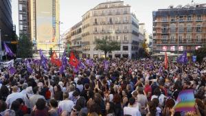 Cientos de personas participan en una manifestación en apoyo a las jugadoras de la Selección española de fútbol y en concreto de Jenni Hermoso, en Madrid.