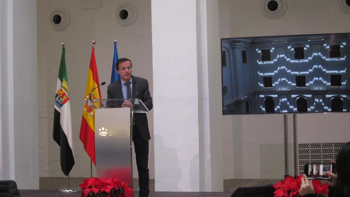 El presidente de la Diputación de Badajoz presenta la obra de los nuevos usos del hospital provincial.