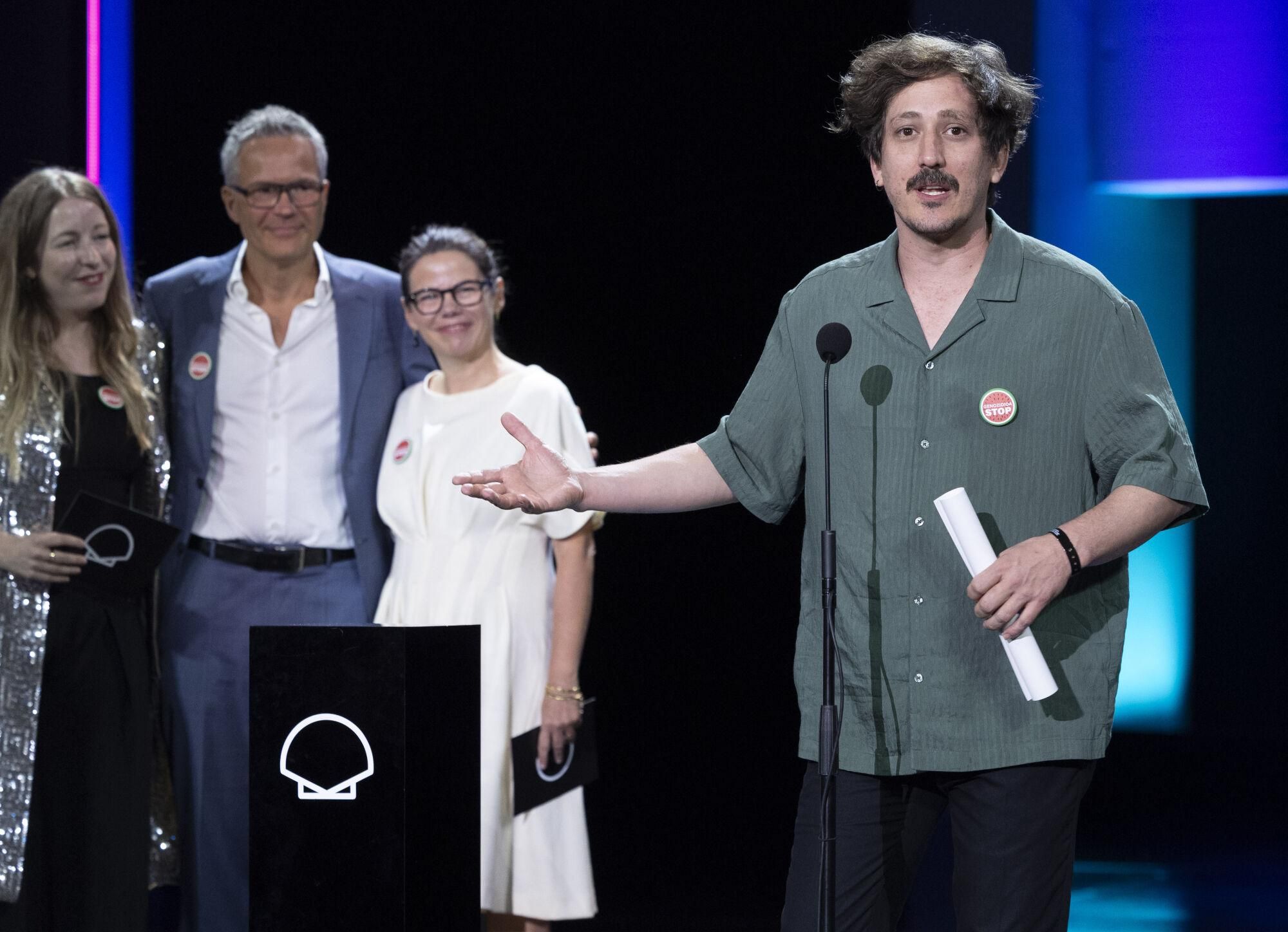 SAN SEBASTIÁN, 27/09/2025.- El realizador colombiano Simón Mesa Soto ha recibido el Premio Horizontes Latinos por 'Un poeta', este sábado en la gala de clausura del 73 Festival Internacional de Cine de San Sebastián. EFE/ Javier Etxezarreta
