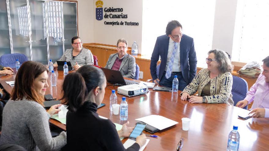 Cristóbal de la Rosa (de pie), durante la reunión de ayer con la Fecam.