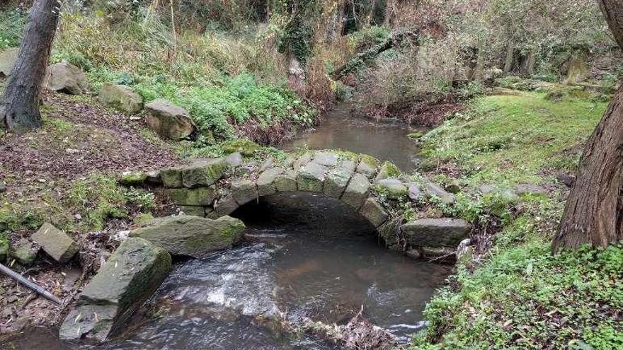 Puente sobre el río Bolaños, a la altura de O Rañal.