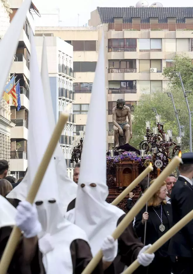 La Hermandad de la Humildad y la Paciencia esquiva la lluvia del Lunes Santo en Alicante