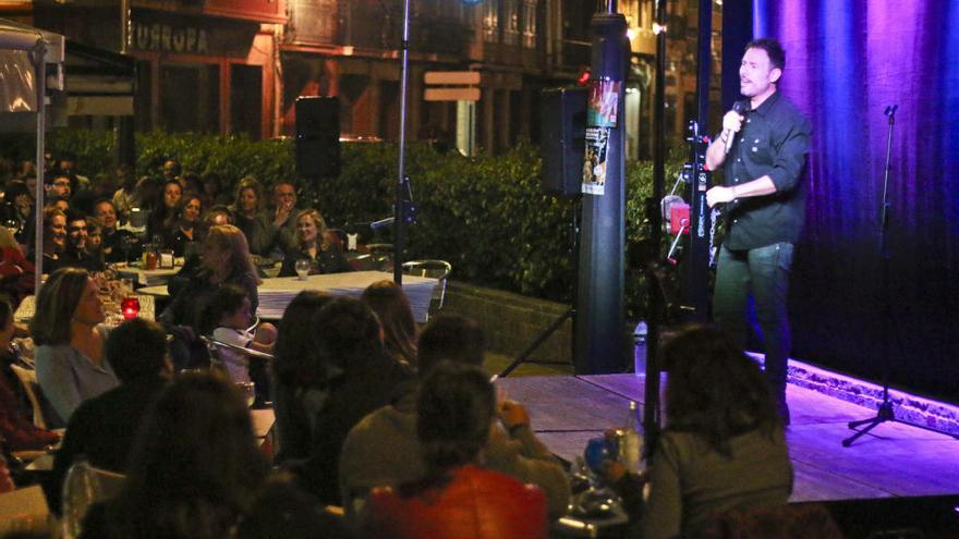 El humorista consiguió sacar carcajadas al público que llenó la plaza Alfonso XIII