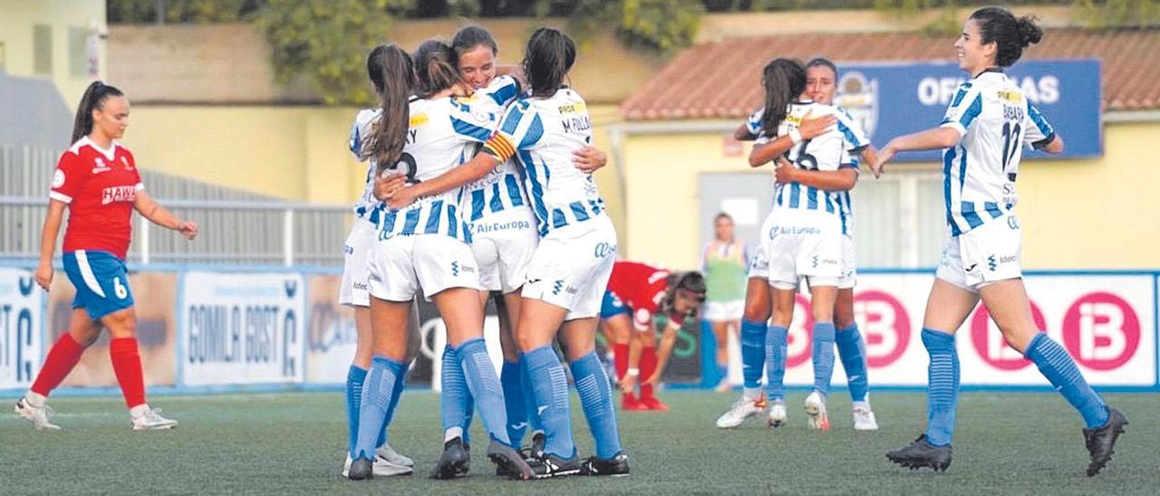 Las jugadoras del Atlético Baleares celebran uno de los dos goles que la marcaron ayer al Collerense en Son Malferit.