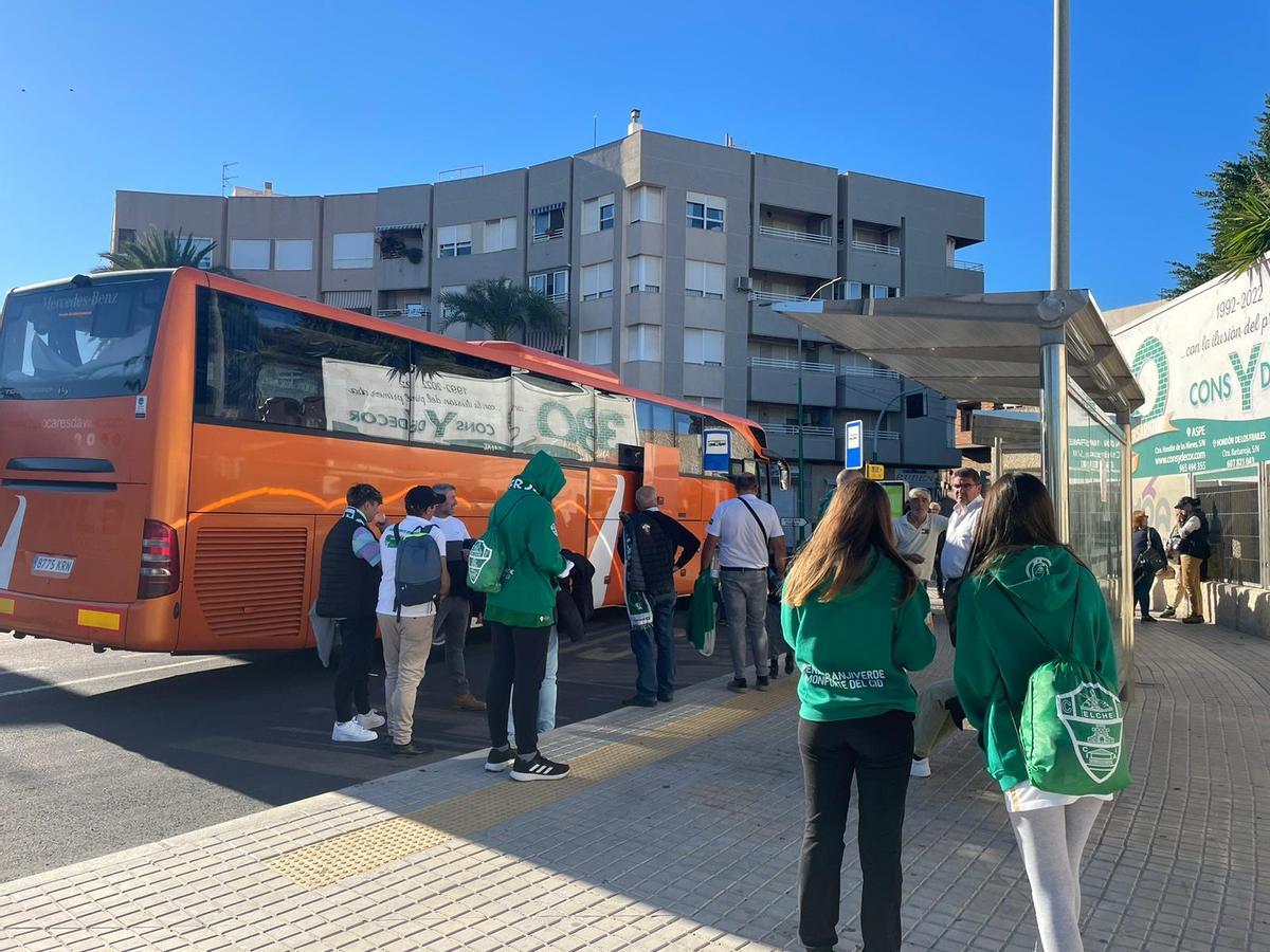 Aficionados del Elche subiendo en el autocar que ha salido de Novelda
