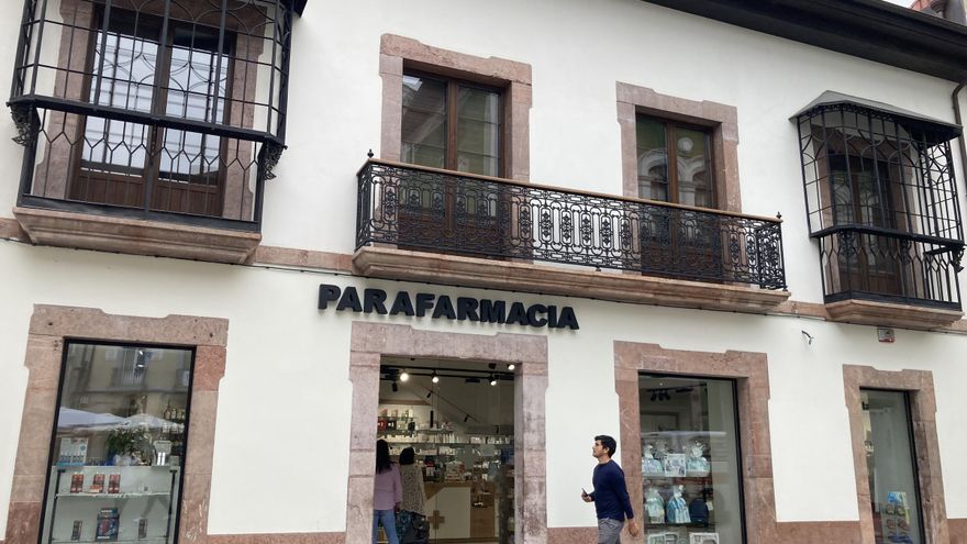 Este edificio de la villa de Grado fue sede del Partido Comunista, casa de postas y hoy una parafarmacia: así luce tras su restauración