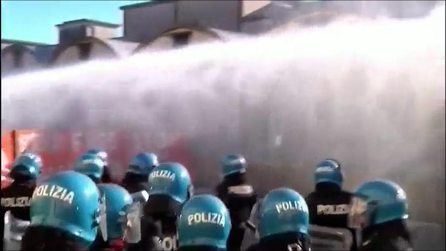 La Policía italiana contiene con cañones de agua una protesta propalestina