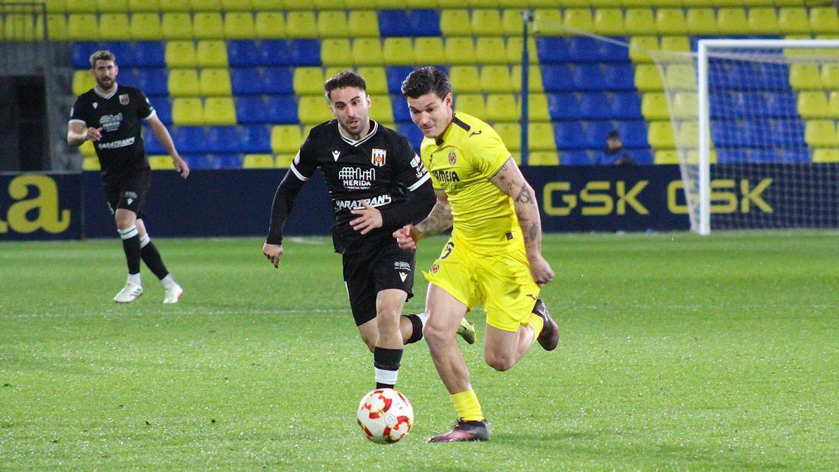 Arnau Solá llevó las riendas del centro campo de la escuadra vila-realense.