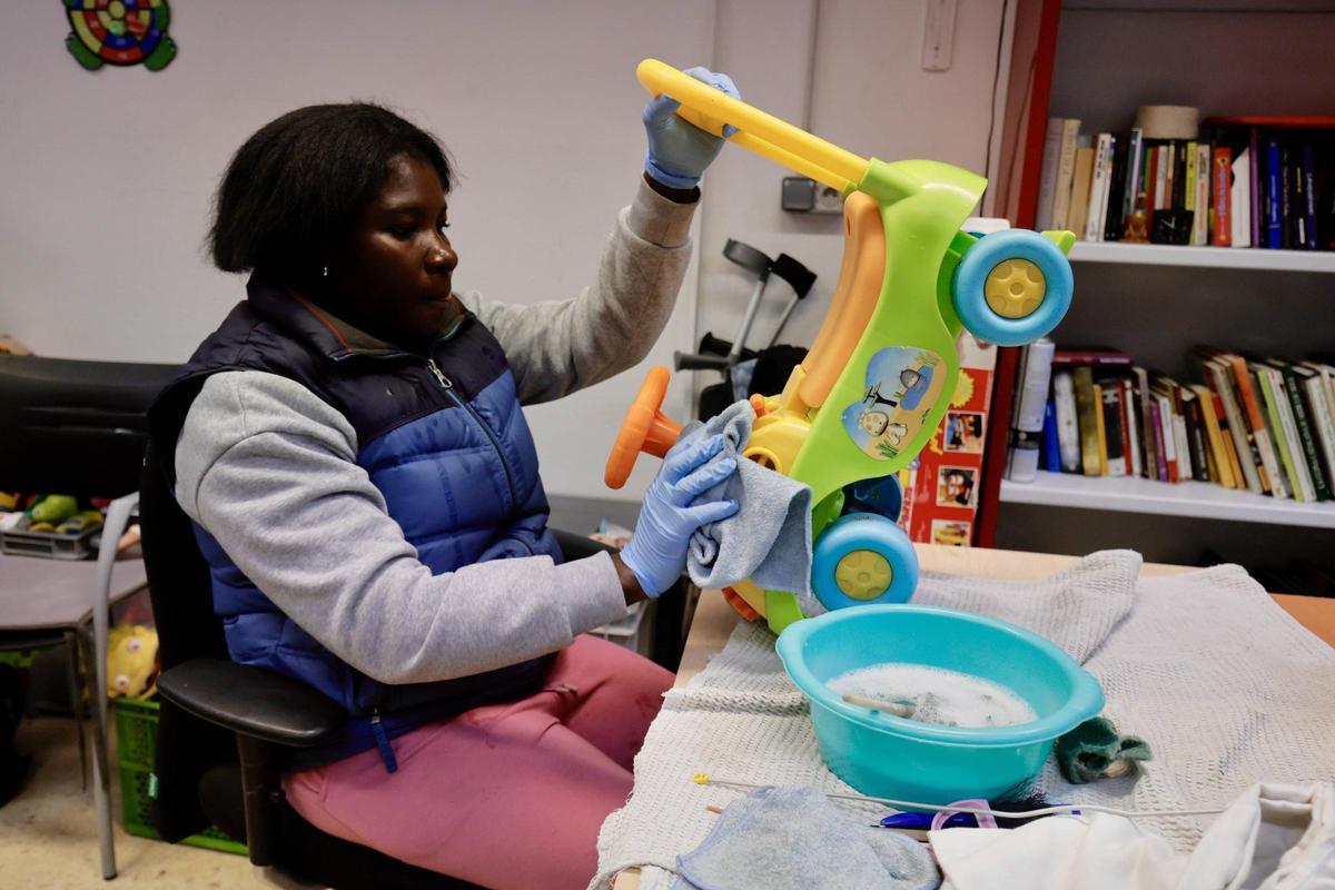 El taller de Càritas Mallorca donde se reparan los sueños para la Noche de Reyes