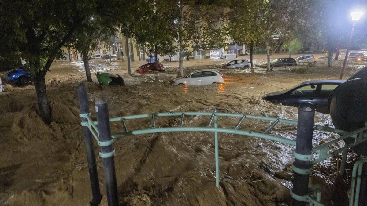 Momento en que el barranco del Poyo se desborda en Paiporta el 29 de octubre.