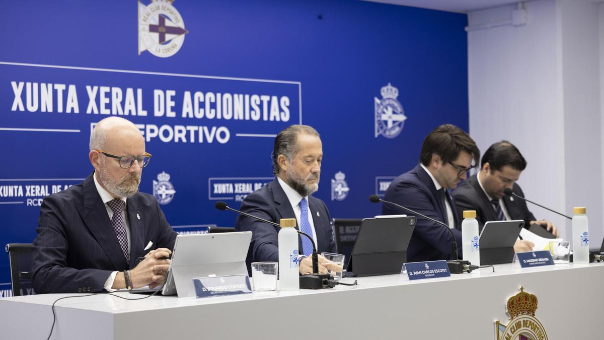 Juan Caarlos Escotet, en el centro, en una junta de accionistas.