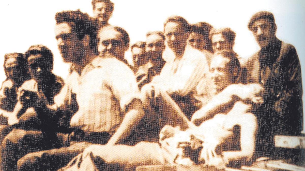 O poeta galego Florencio Delgado Gurriarán e outros refuxiados políticos no barco, rumbo ao exilio en México.