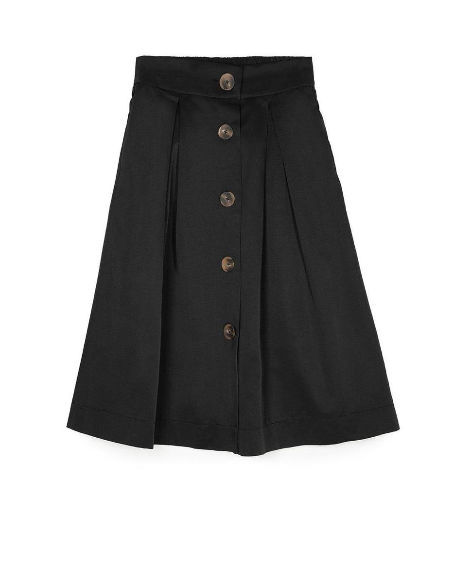 Falda negra abotonada de Stradivarius. (Precio: 25, 95 euros)