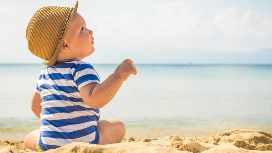 ¿Puede un bebé de un año tomar el sol?