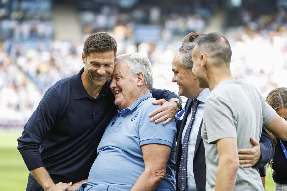 John Benjamin Toshack recibe la Insignia de Oro y Brillantes de la Real Sociedad, acompañado de los entrenadores Xabi Alonso y Sergio Francisco.