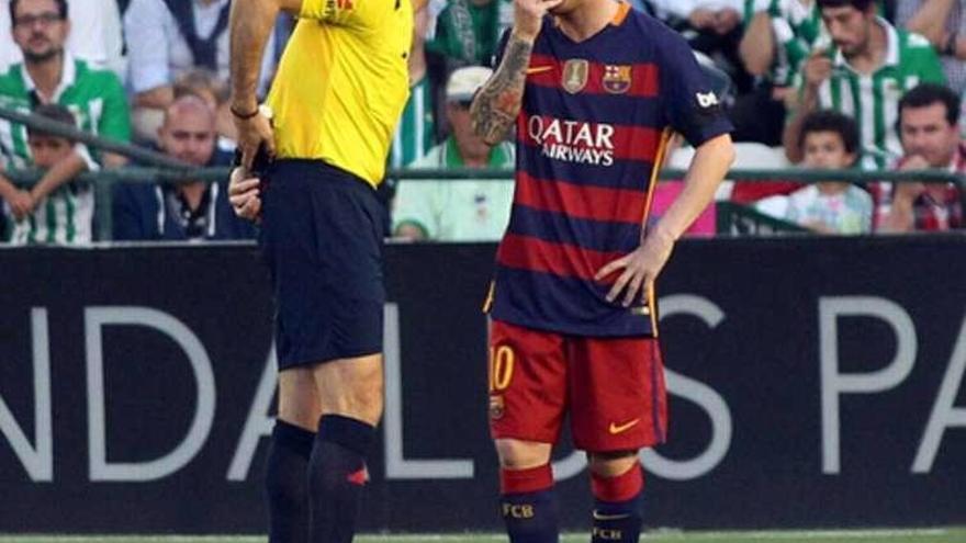 Messi discute una decisión con el árbitro durante un partido.
